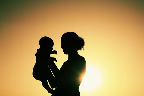 Mère et bébé au coucher du soleil — Photo