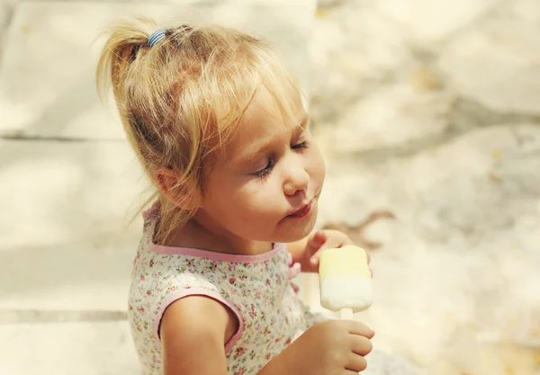 Милая девушка ест мороженое — стоковое фото