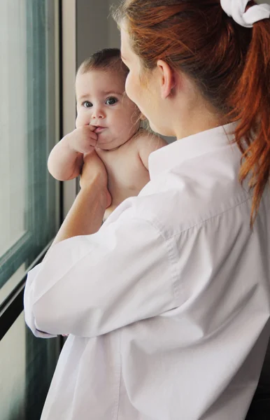 Ung mor med sin 6 månader gammal baby — Stockfoto