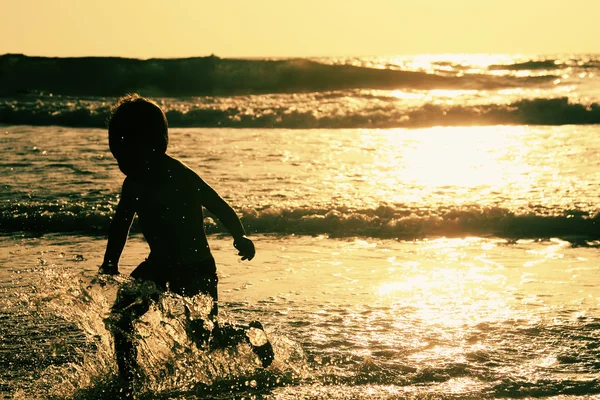 Happy kid playing on the beach — Stock Photo, Image