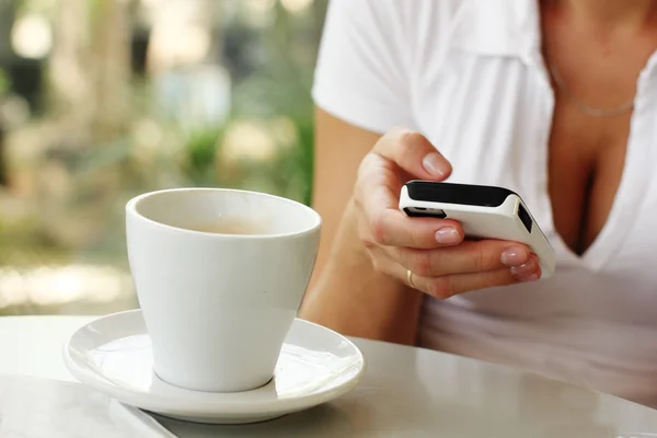 Vrouw met cellphone — Stockfoto