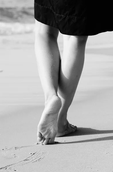 Жінка ходить на пляжі — стокове фото