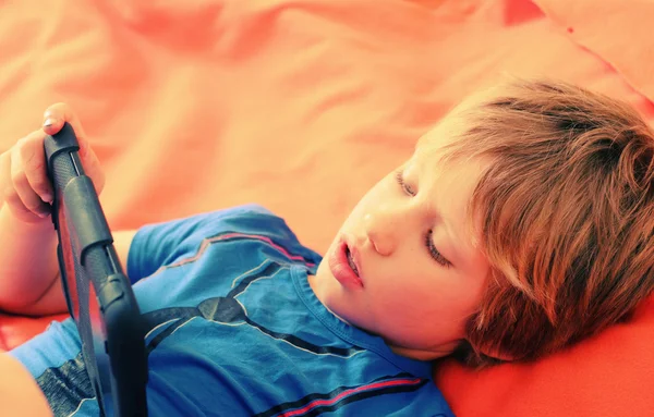 Schattige jongen met laptop — Stockfoto