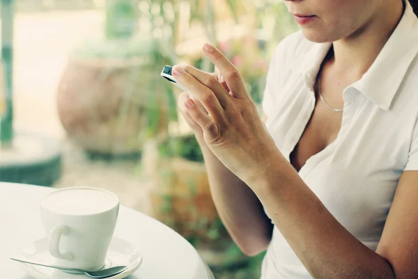 Femme avec téléphone portable — Photo