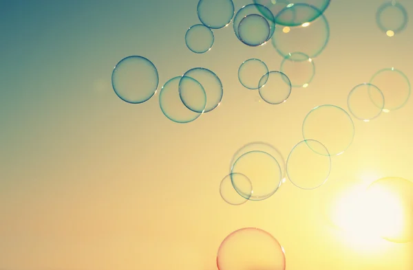 Såpbubblor som svävar i luften — Stockfoto
