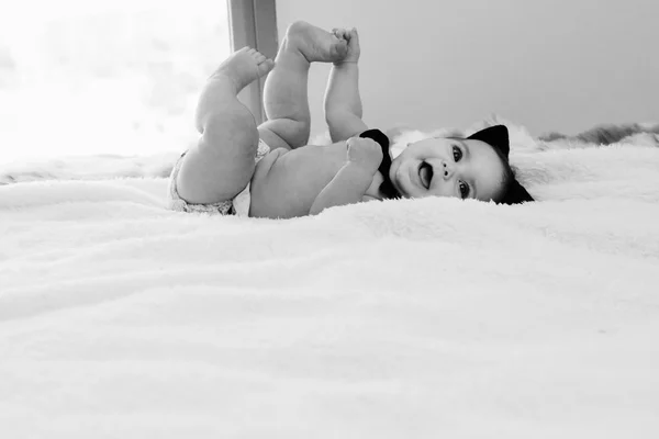 Adorabile bambino sdraiato sul pullman — Foto Stock