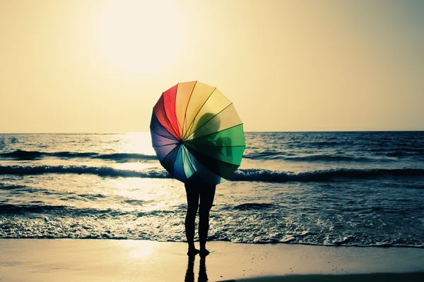 Schöne Frau mit Regenschirm — Stockfoto