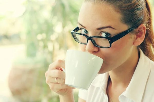 Giovane ragazza con una tazza di caffè — Foto Stock