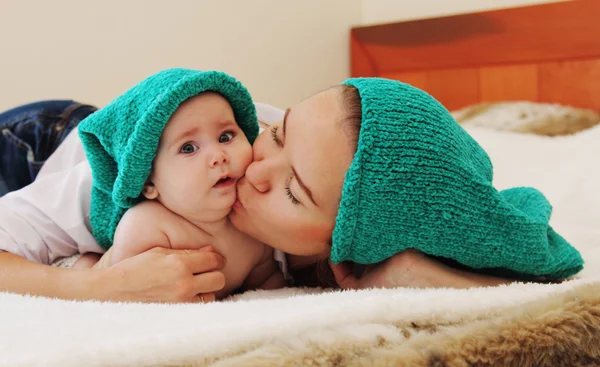Joven madre con su bebé de 6 meses — Foto de Stock