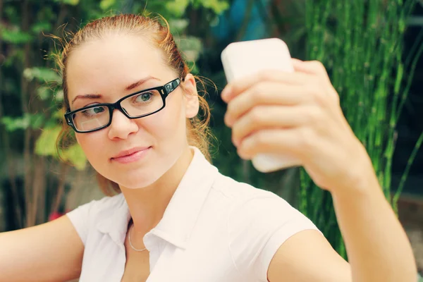 Młoda kobieta robienia zdjęć z smartphone — Zdjęcie stockowe