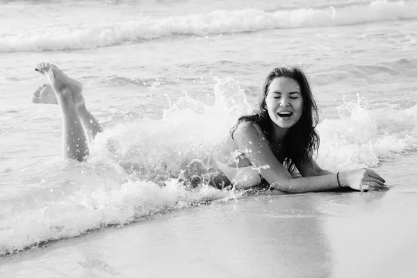 Glad kvinna på stranden — Stockfoto