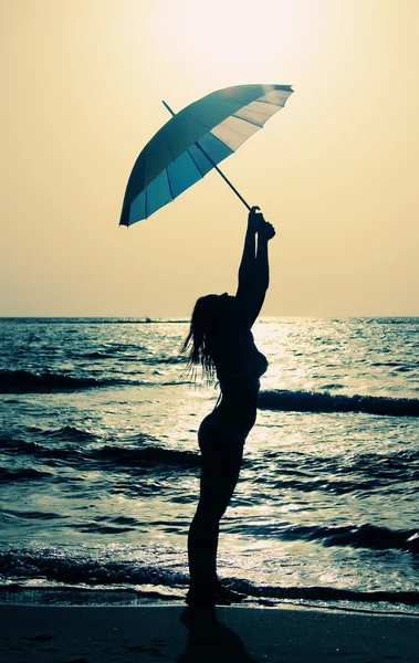Hermosa mujer con paraguas — Foto de Stock