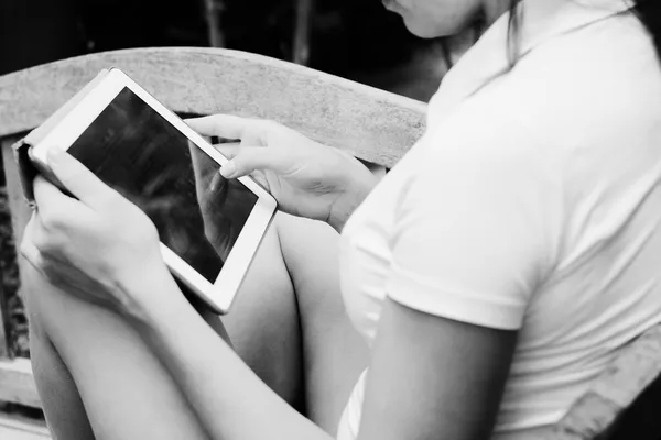 Vrouw met tablet — Stockfoto