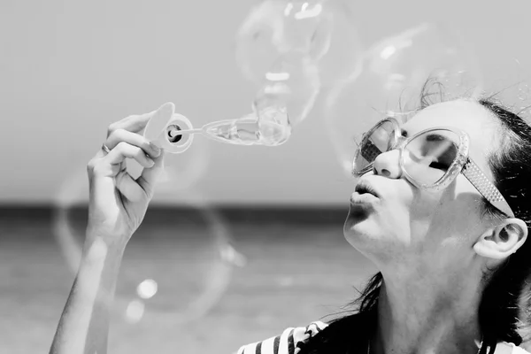 Pretty girl blowing bubbles — Stock Photo, Image