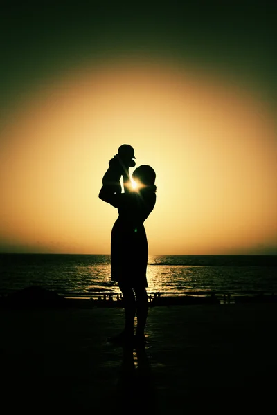 Mãe e bebê ao pôr do sol — Fotografia de Stock