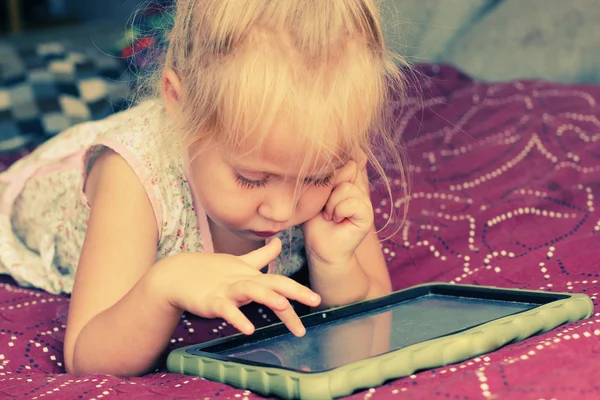 Fille mignonne avec ordinateur portable — Photo