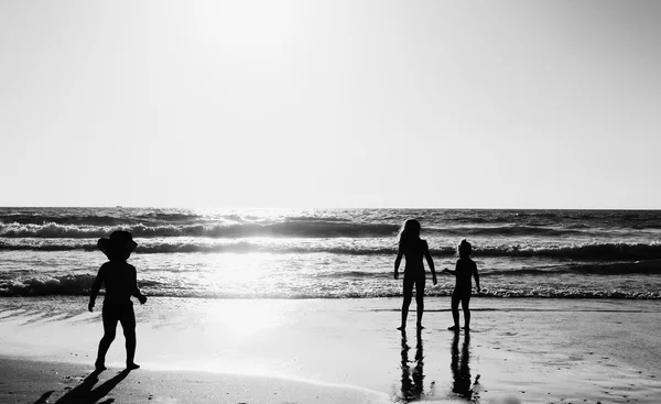 Crianças na praia — Fotografia de Stock