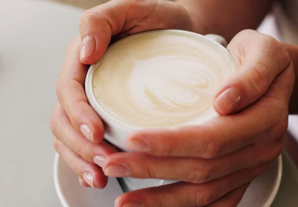 Mãos de mulher com cappuccino — Fotografia de Stock