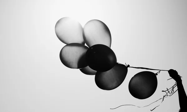 Hand innehav tilld av ballonger — Stockfoto