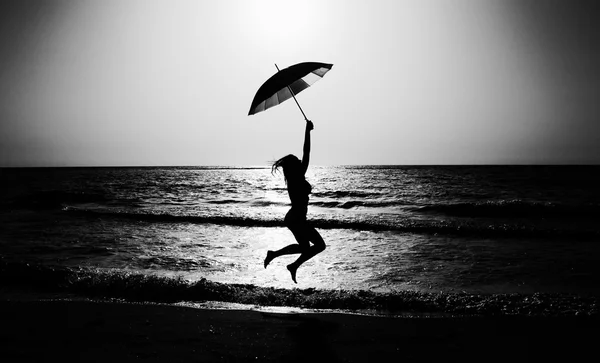 Schöne Frau mit Regenschirm — Stockfoto