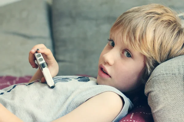 Roztomilý chlapec s mobilním telefonem — Stock fotografie