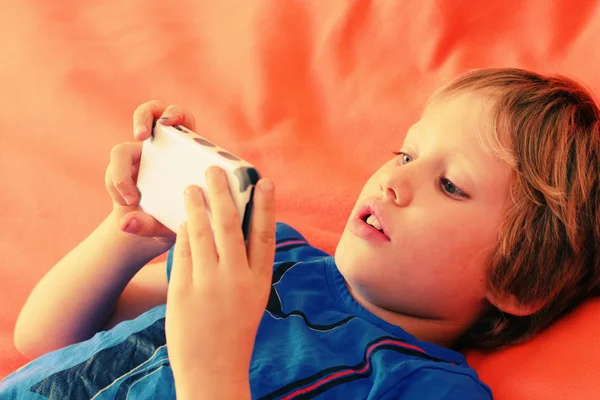 Schattige jongen met mobiele telefoon — Stockfoto