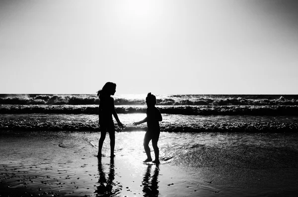 Kumsalda oynarken iki mutlu çocuk — Stok fotoğraf