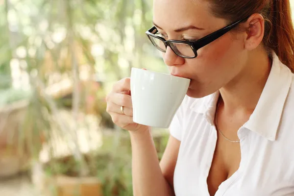 Jong meisje met een kopje koffie — Stockfoto