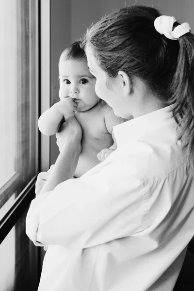 Giovane madre con il suo bambino di 6 mesi — Foto Stock