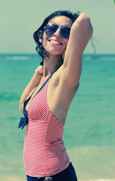 Mulher bonita na praia — Fotografia de Stock