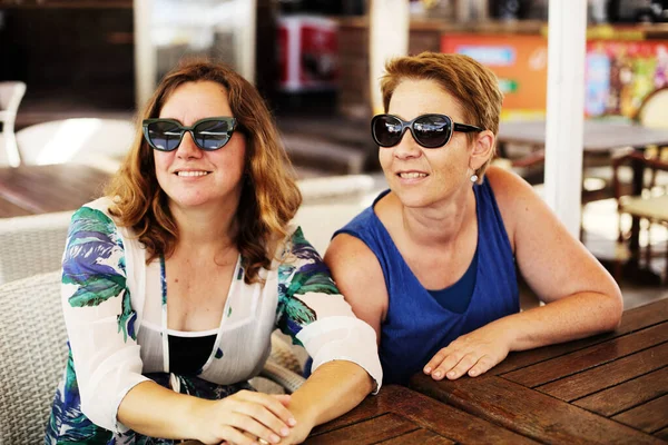 Ženy Nejlepší Přátelé Sedí Letní Kavárně Pláži — Stock fotografie