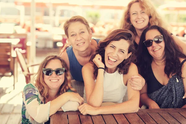 Mujeres Mejores Amigos Sentados Cafetería Verano Playa —  Fotos de Stock