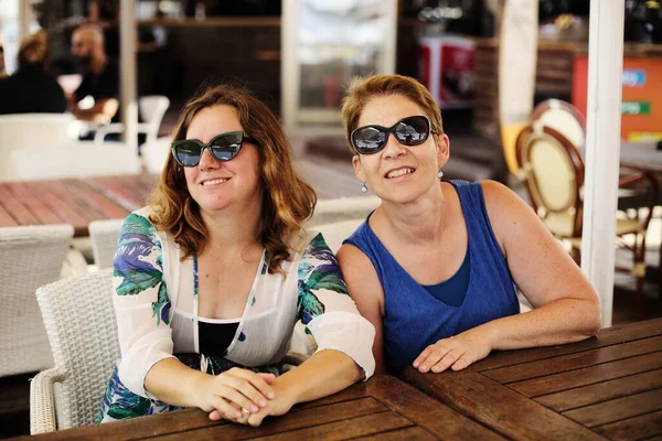 Mulheres Melhores Amigos Sentados Café Verão Praia — Fotografia de Stock