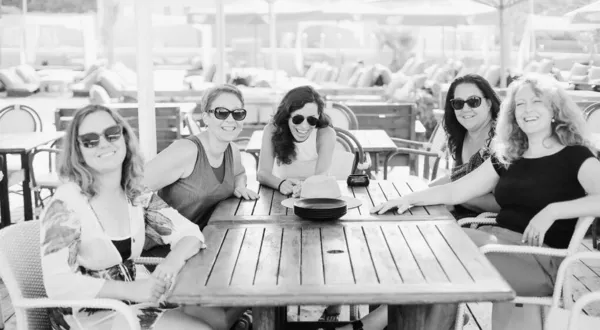Kobiety Najlepsze Przyjaciółki Siedzą Letniej Kawiarni Plaży — Zdjęcie stockowe