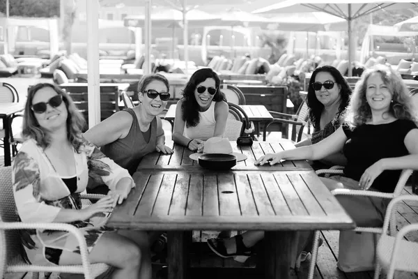Kobiety Najlepsze Przyjaciółki Siedzą Letniej Kawiarni Plaży — Zdjęcie stockowe
