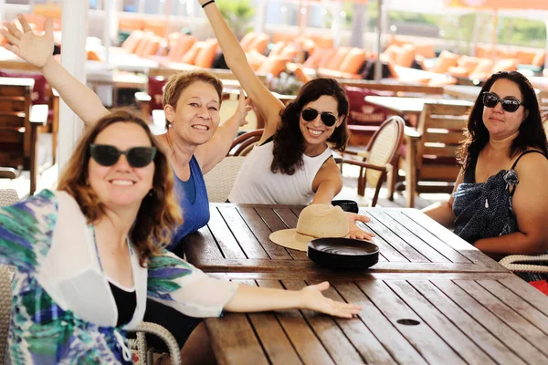 Kvinnors Bästa Vänner Sitter Sommarcaféet Stranden — Stockfoto