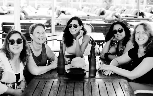 Die Besten Freundinnen Sitzen Sommercafé Strand — Stockfoto