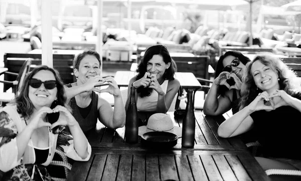 Mujeres Mejores Amigos Sentados Cafetería Verano Playa —  Fotos de Stock