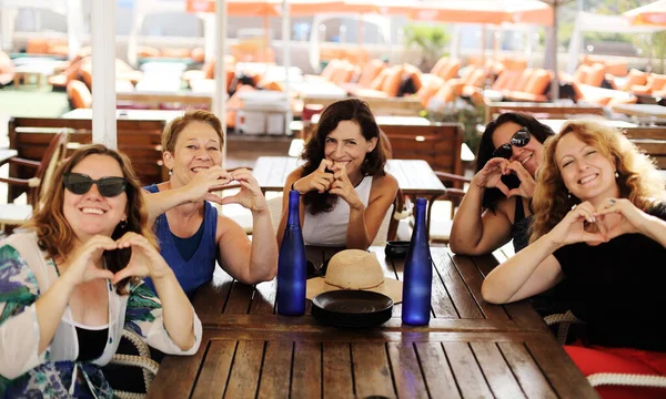 Kvinnors Bästa Vänner Sitter Sommarcaféet Stranden — Stockfoto