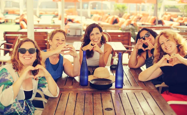 Mujeres Mejores Amigos Sentados Cafetería Verano Playa — Foto de Stock