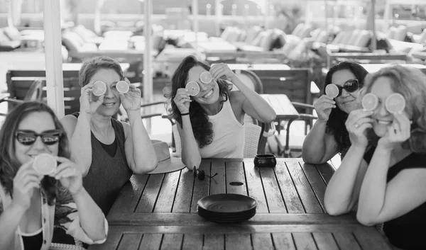 Καλύτερες Φίλες Κάθονται Στο Καλοκαιρινό Καφέ Στην Παραλία — Φωτογραφία Αρχείου