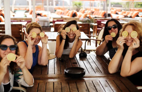 Mujeres Mejores Amigos Sentados Cafetería Verano Playa —  Fotos de Stock
