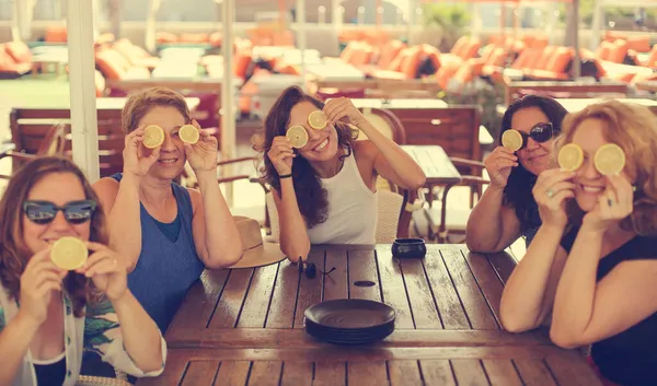 Mujeres Mejores Amigos Sentados Cafetería Verano Playa —  Fotos de Stock