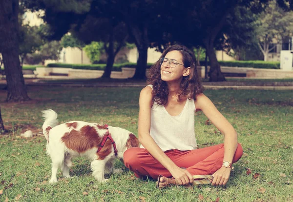 Jährige Frau Mit Hund Park Spazieren — Stockfoto