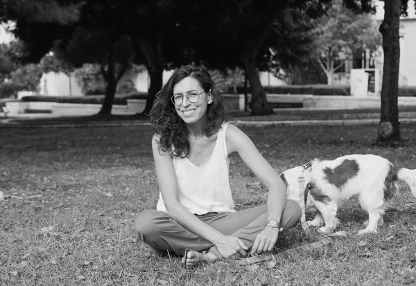 Parkta Köpeği Gezdiren Yaşında Bir Kadın — Stok fotoğraf