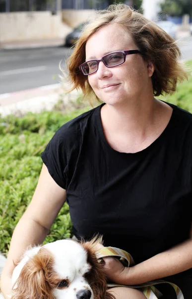 Vrouw Jaar Oud Met Uitgelaten Hond Het Park — Stockfoto