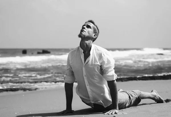 Yoga Lesson Man Practices Yoga Sea — Stock Photo, Image