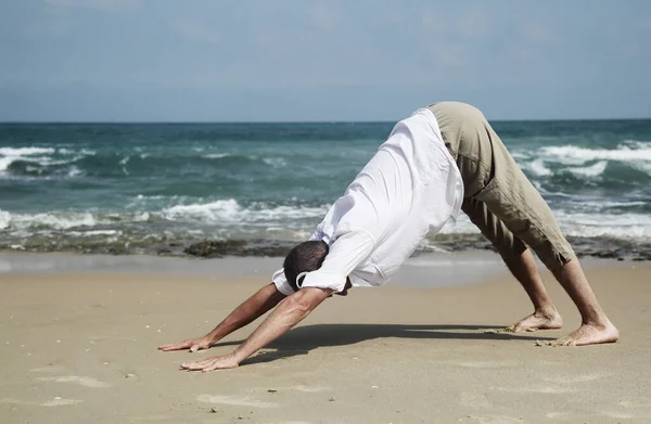 Yoga Lesson Man Practices Yoga Sea — Fotografia de Stock