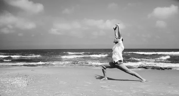 瑜伽课 一个男人在海边练瑜伽 — 图库照片