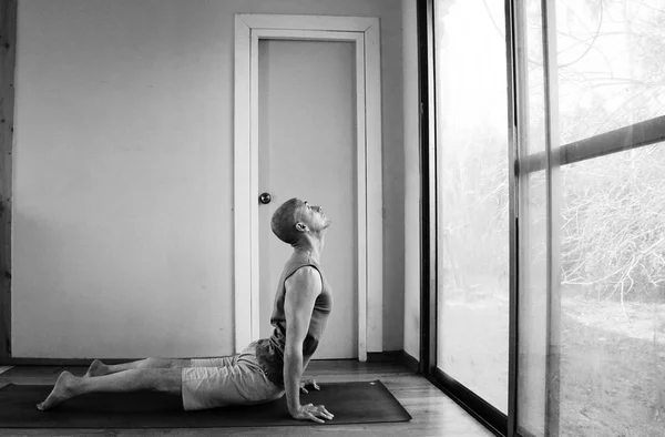 Yoga Lesson Man Practices Yoga Home — Fotografia de Stock